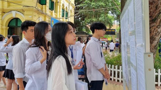 Thi vào lớp 10 trường công tại Hà Nội: Học sinh trúng tuyển làm thủ tục nhập học