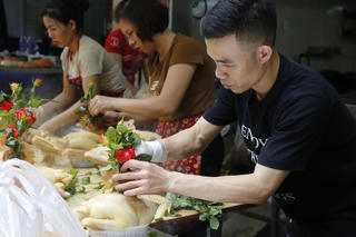 Hà Nội: Đồ lễ cúng ông Công, ông Táo tại chợ Hàng Bè giá cao ngất ngưởng vẫn hút khách