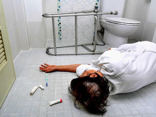 Tổ trưởng điều hành xe điện đột quỵ trong nhà vệ sinh