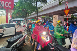 Nhiều khu vực trên cả nước có mưa dông, đề phòng lốc sét