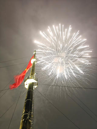 Miền Trung: Người dân hân hoan chào đón năm mới Ất Tỵ 2025