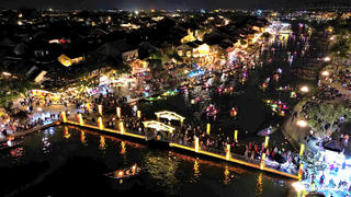 TP Hội An lung linh trong ánh đèn lồng, hoa đăng huyền ảo