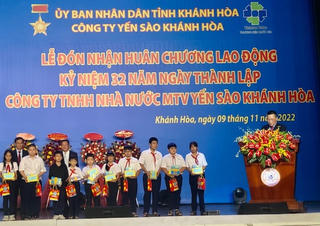 Công ty Yến sào Khánh Hòa trao tặng 6 nhà đại đoàn kết và 60 suất quà cho các em có hoàn cảnh khó khăn