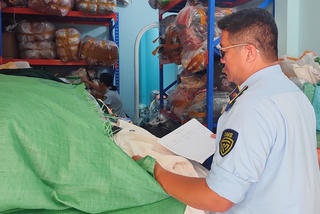 Tạm giữ gần 8.000 sản phẩm quần, áo thời trang các loại giả nhãn hiệu