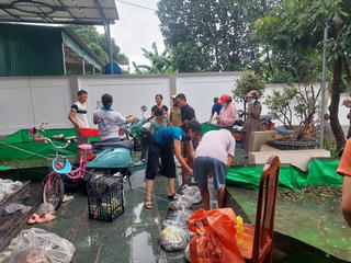 Cả làng cùng nhau 'di dời khẩn cấp' 6 tấn lươn trong đêm