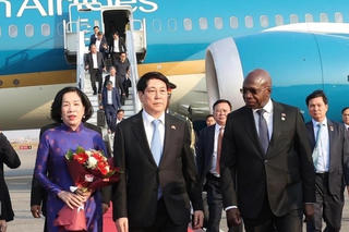 Lễ đón Chủ tịch nước Lương Cường tại sân bay quốc tế ở thủ đô Luanda