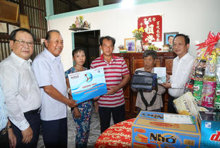 Cùng ngư dân thắp sáng đèn trên biển