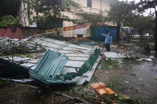 Phố biển Nghệ An ngổn ngang sau bão số 5