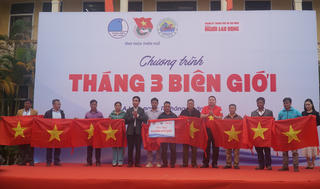 Trao tặng 10.000 lá cờ Tổ quốc đến chiến sĩ biên phòng và người dân biên giới Thừa Thiên - Huế