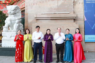 Tòa nhà thương mại được gắn biển chào mừng Đại hội Đảng bộ tỉnh Thái Nguyên