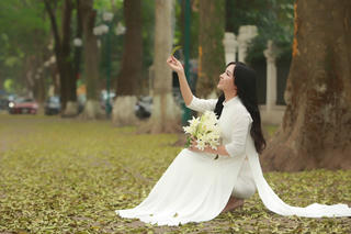 Thiếu nữ khoe sắc bên con đường đẹp nhất Thủ đô mùa cây thay lá