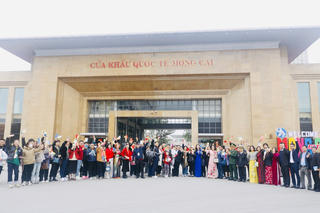 Hơn 1.000 du khách nhập cảnh qua Cửa khẩu quốc tế Móng Cái ngày đầu năm mới