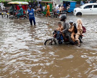 Băng tan và mưa gió mùa gây lũ lụt nghiêm trọng ở Pakistan