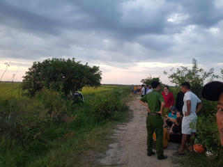 Phát hiện tài xế taxi tử vong dưới hồ sen