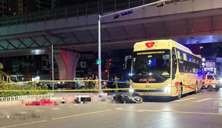 Hà Nội: Va chạm với xe khách, đôi nam nữ thương vong tại cầu Mai Động