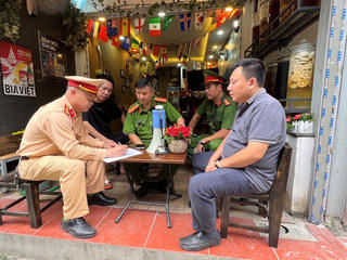 Hàng trăm hộ dân phố 'cà phê đường tàu' ở Hà Nội ký cam kết đảm bảo ATGT