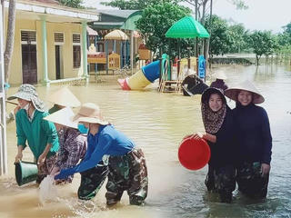 Hà Tĩnh: Giáo viên, phụ huynh xắn tay dọn dẹp vệ sinh tại các trường học bị ngập