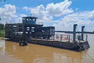 Xe tải cùng 3 người rơi xuống sông khi đi trên phà