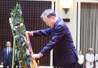 Tổng Bí thư Tô Lâm dẫn đầu đoàn Việt Nam viếng đồng chí Khamtay Siphandone