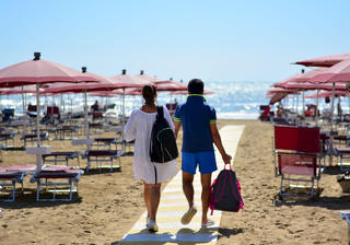 Người Italy quay lưng với các bãi biển tư nhân
