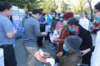 Chuyến xe yêu thương đưa bệnh nhân về quê đón Tết