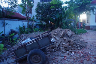 Vĩnh Phúc: Khởi tố đối tượng đổ phế liệu lấp ao để lấn chiếm đất