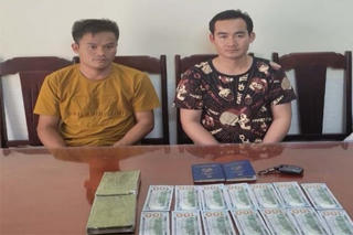 Bắt 2 người Lào vận chuyển 2 bánh heroin để lấy 1.000 USD