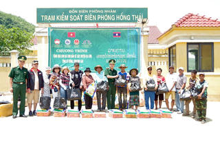Trao tặng nhiều phần quà cho người dân bản Sê Sáp