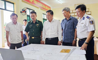 Quảng Nam: Máy bay tham gia tìm kiếm các ngư dân mất tích trên biển