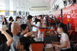 Sân bay Nội Bài đông nghịt người trong ngày đầu dịp nghỉ lễ