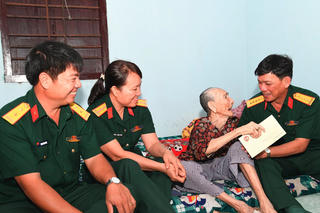 Bộ Chỉ huy Quân sự tỉnh Bình Thuận, thăm Mẹ Việt Nam Anh hùng, Anh hùng LLVT Nhân dân