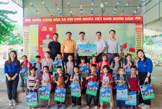 Hơn 1.600 cuốn sách giáo khoa được trao tặng học sinh vùng bị ảnh hưởng bão số 3 trước thềm năm học mới