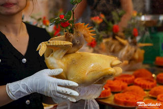 Mua lễ vật cúng Rằm tháng Giêng tại chợ 'nhà giàu' Hà Nội