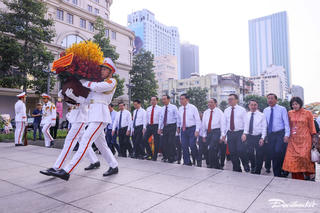 Đoàn đại biểu Hội Báo toàn quốc năm 2024 dâng hoa báo công lên Chủ tịch Hồ Chí Minh