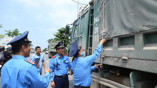 Xe quá tải bùng phát trở lại: Xử lý cách nào?