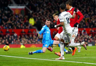 Man Utd hòa 2-2 Leeds ở trận đấu bù vòng 8 Premier League