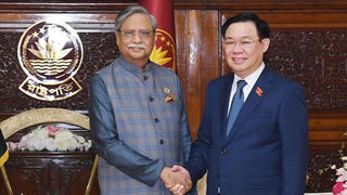 Chủ tịch Quốc hội Vương Đình Huệ hội kiến Tổng thống Bangladesh