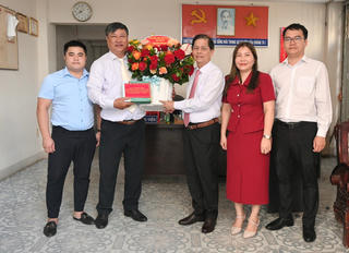 Chủ tịch UBND tỉnh Nguyễn Tấn Tuân thăm, chúc mừng Văn phòng Báo Đại Đoàn Kết tại Nha Trang nhân dịp 21/6