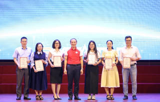 Khen thưởng sinh viên có thành tích xuất sắc trong phong trào Olympic và khởi nghiệp