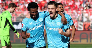 Bayern thua ngược, Leverkusen chỉ còn cách ngôi vương đúng 1 chiến thắng