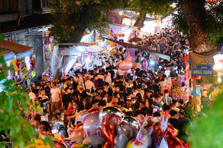 Phố Hàng Mã 'thất thủ' trong đêm trước Rằm Trung thu