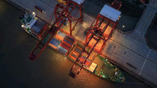 Khi thuế quan lịch sử có hiệu lực