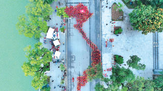 Hơn 1.000 phụ nữ diễu hành Áo dài và xếp hình bản đồ Việt Nam