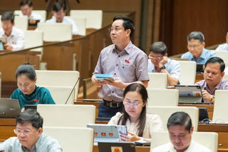 ĐBQH băn khoăn giáo viên phải 'chân trong, chân ngoài'