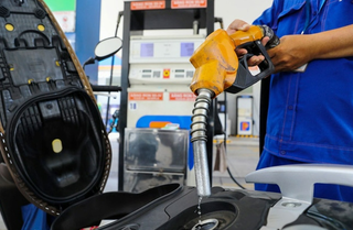 Giá xăng giảm hơn 1.000 đồng/lít, RON95 ở mức 22.700 đồng/lít