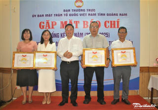 Mặt trận tỉnh Quảng Nam tặng bằng khen cho các tập thể, cá nhân xuất sắc