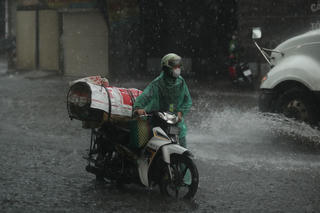 [ẢNH] Hà Nội mưa 'trắng trời', nhiều người phải dắt xe vì ngập nặng