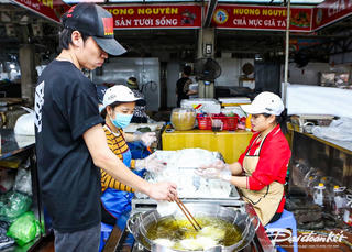Chả mực Hạ Long 'hút khách', nhân viên làm từ 3 giờ sáng để kịp trả đơn