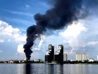 Cháy kho chứa hàng gần Hồ Tây