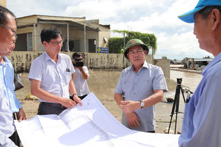 Phó Chủ tịch Hoàng Công Thuỷ kiểm tra công tác phòng chống thiên tai tại Vĩnh Long